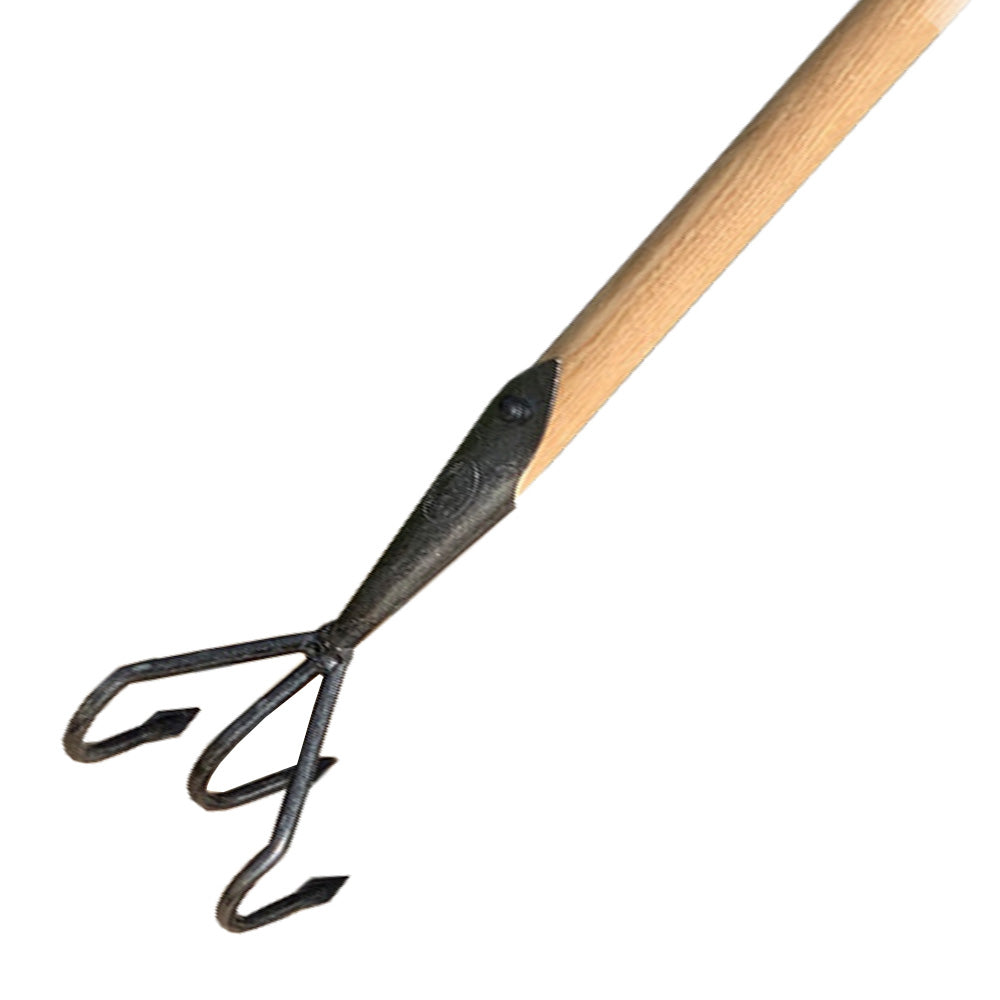 Long handled cultivator with flat 3-tine head, ideal for gardening tasks and root vegetable harvesting.