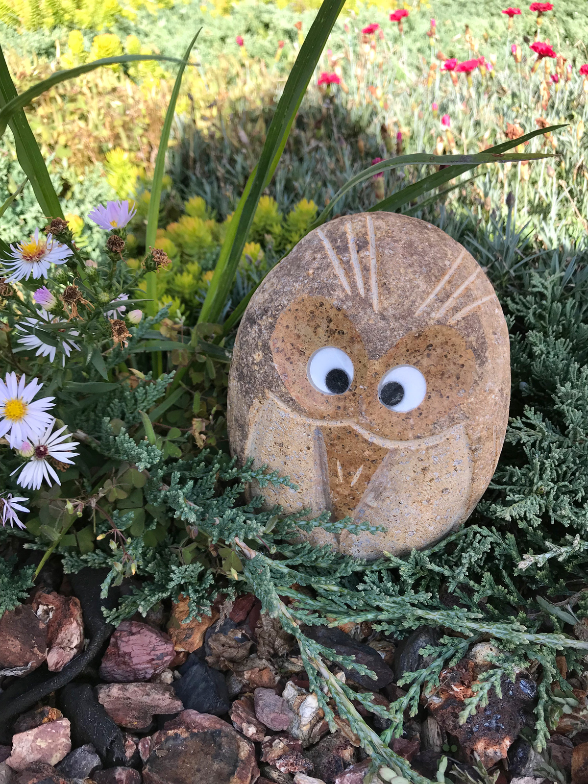 Hand carved natural granite 6&quot; angry bird stone decor in garden setting.